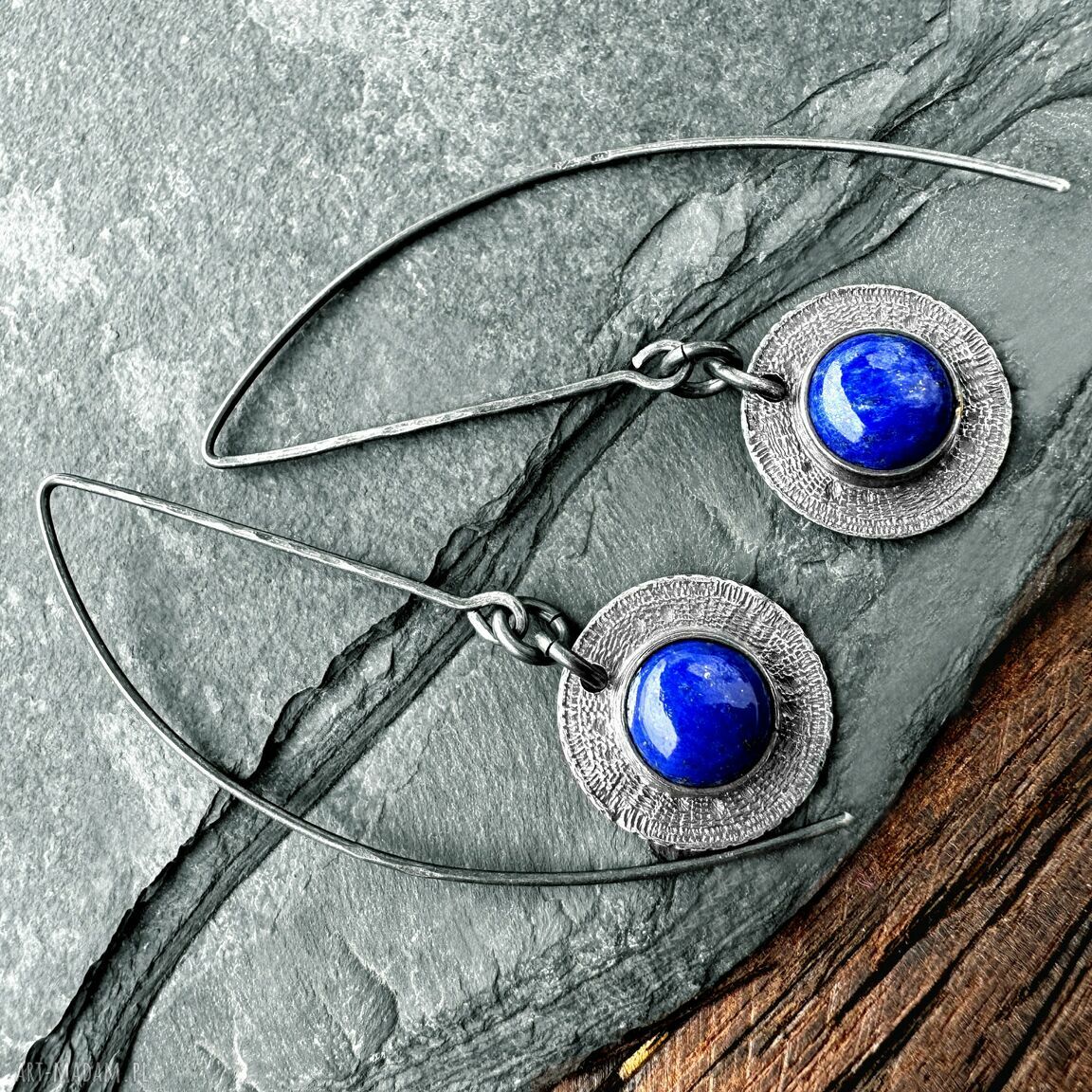 Srebrne kolczyki wiszące Tribal z lapis lazuli