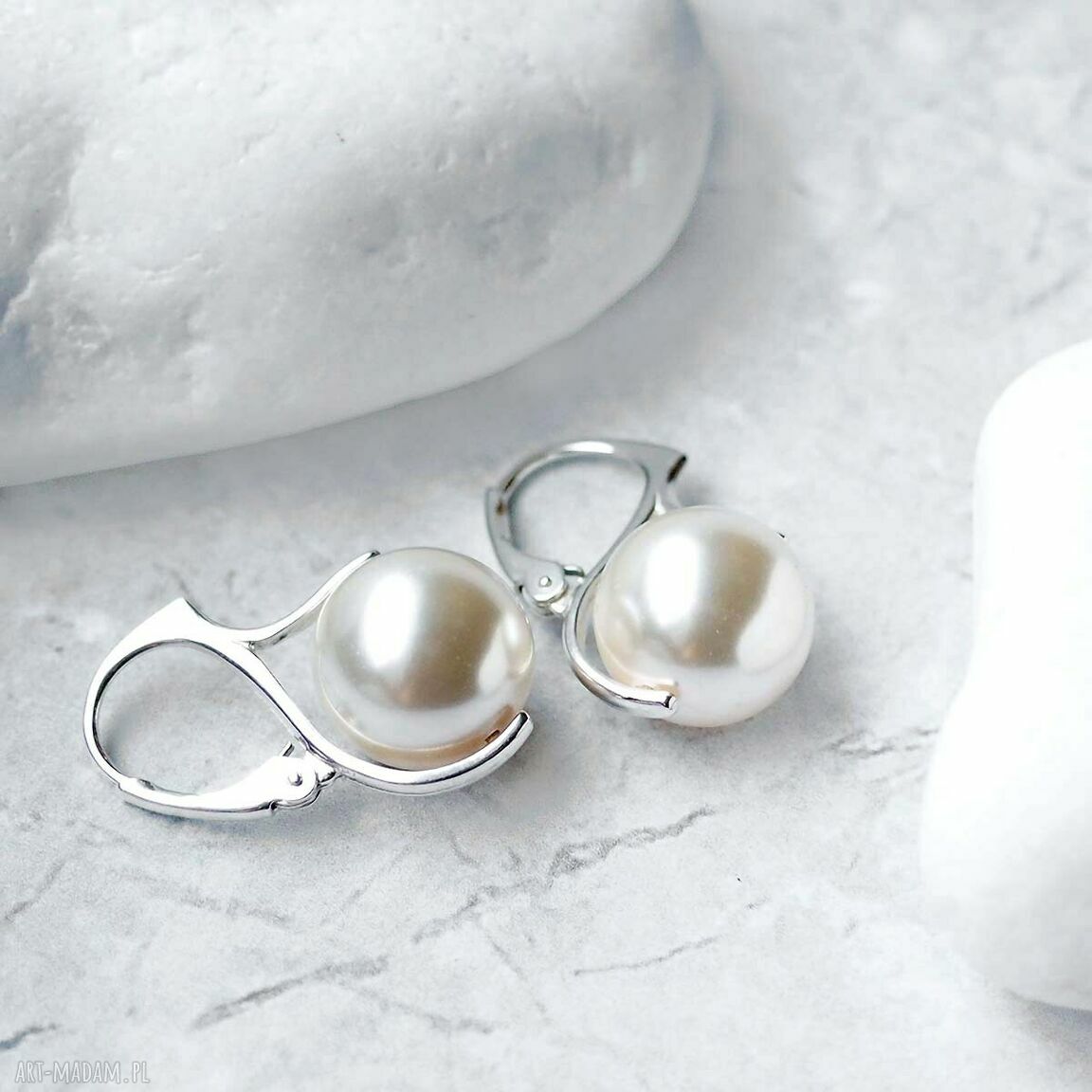 Klasyczne kolczyki srebrne z białymi perłami Swarovski