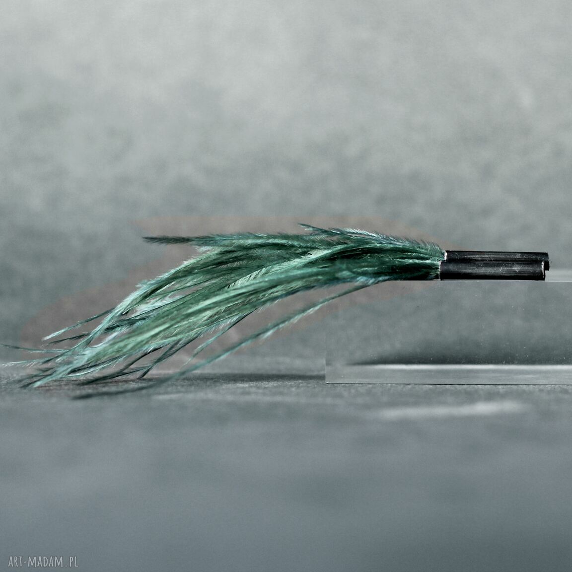 Srebrne kolczyki wkrętki z oliwkowymi piórami (ok. 10 cm)