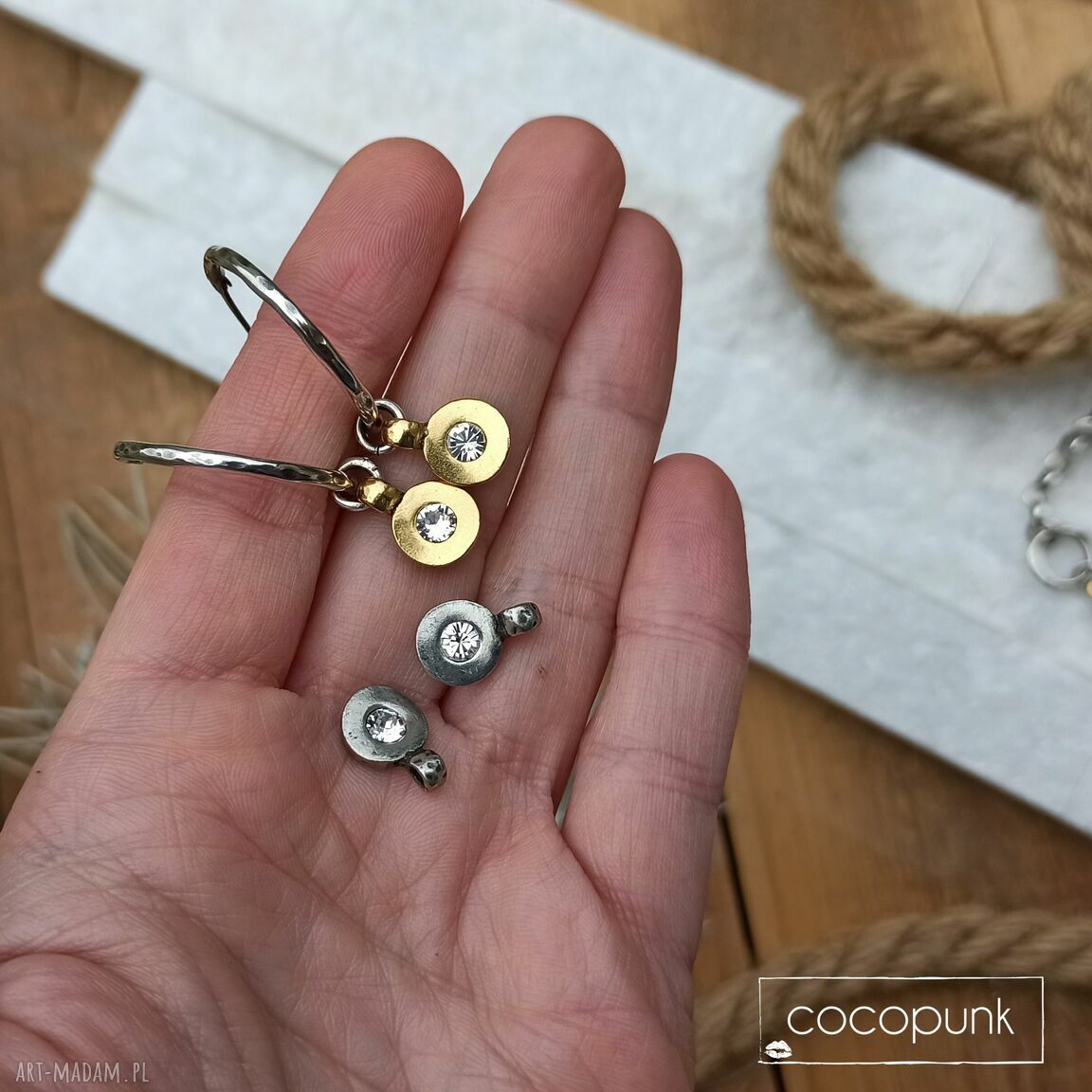 kolczyki: Kolczyki koła z zawieszkami srebro, złoto, kryształ Swarovskiego. Autorskie