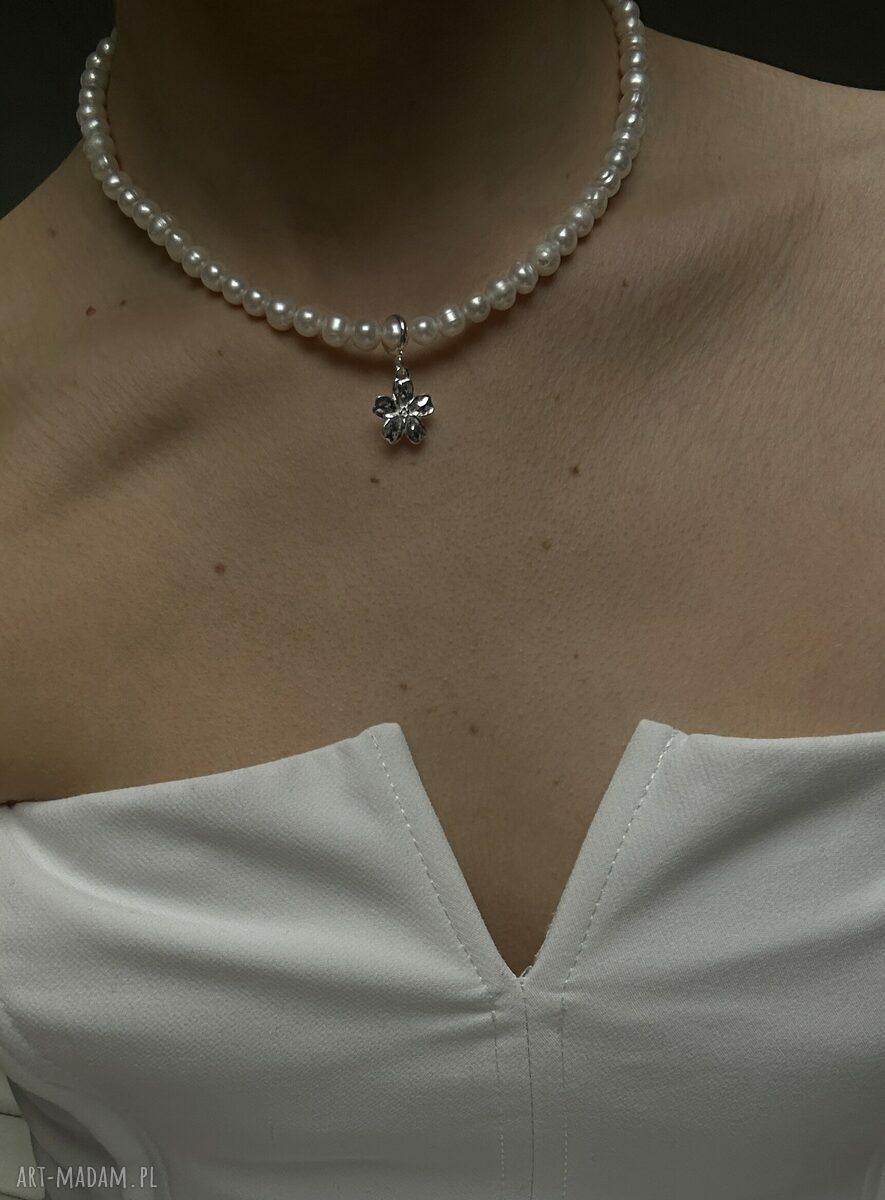 Ręcznie robiony srebrny naszyjnik z naturalnych pereł i niezapominajką