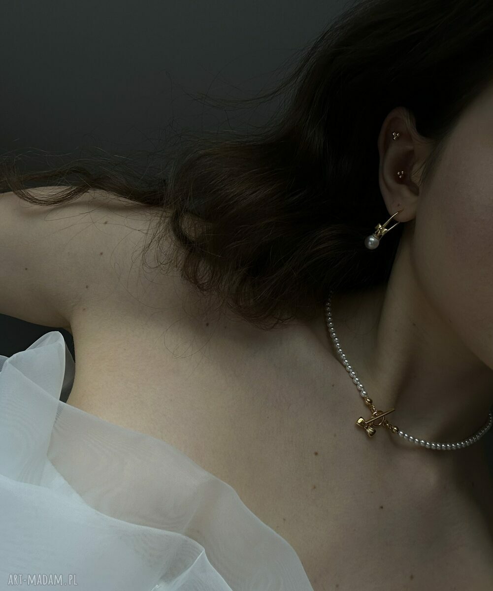 Srebrny naszyjnik z białymi perłami Swarovski delikatny blask na każdą okazję