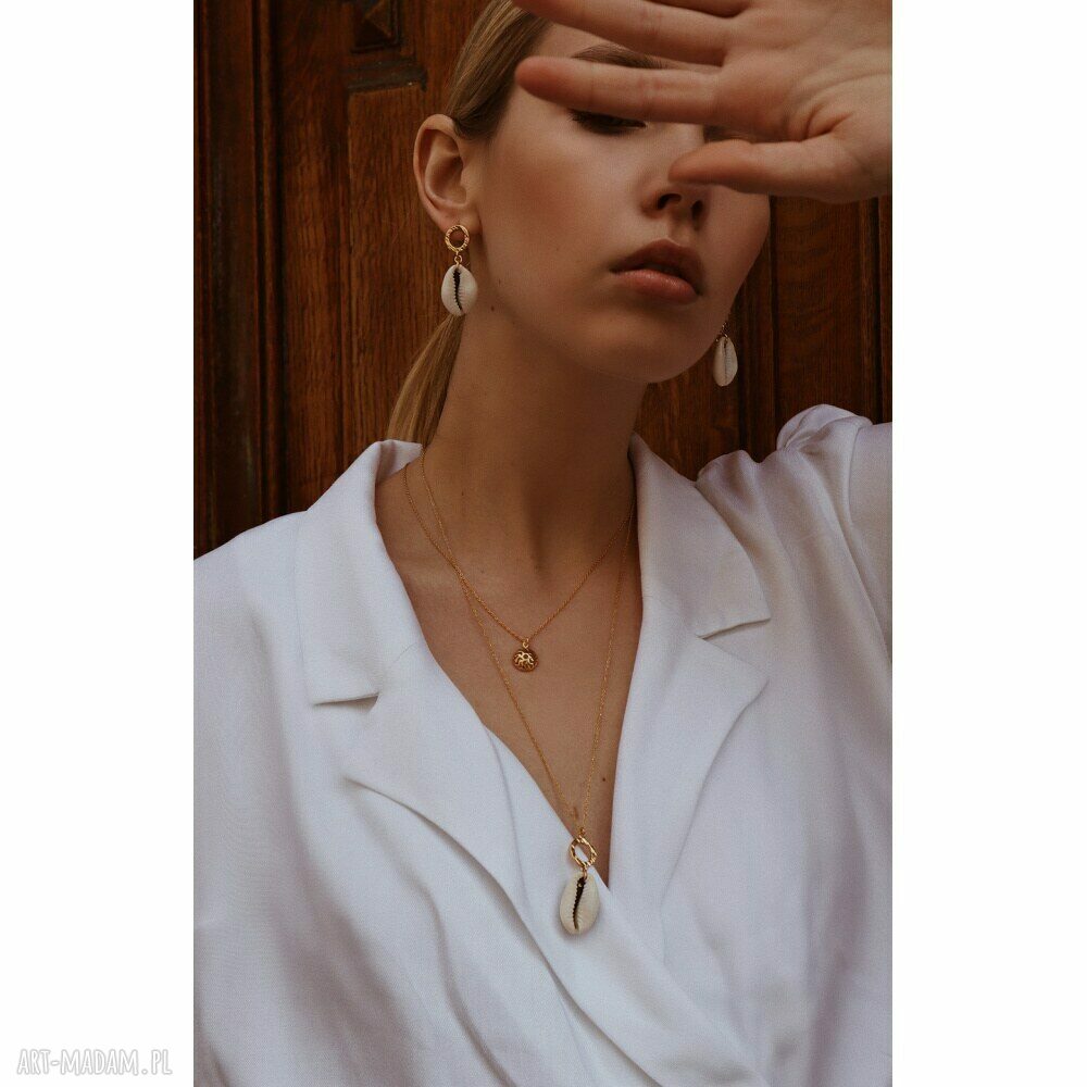 naszyjniki: Srebrny naszyjnik z chropowatym kółeczkiem i dużą muszelką Ręcznie zrobione