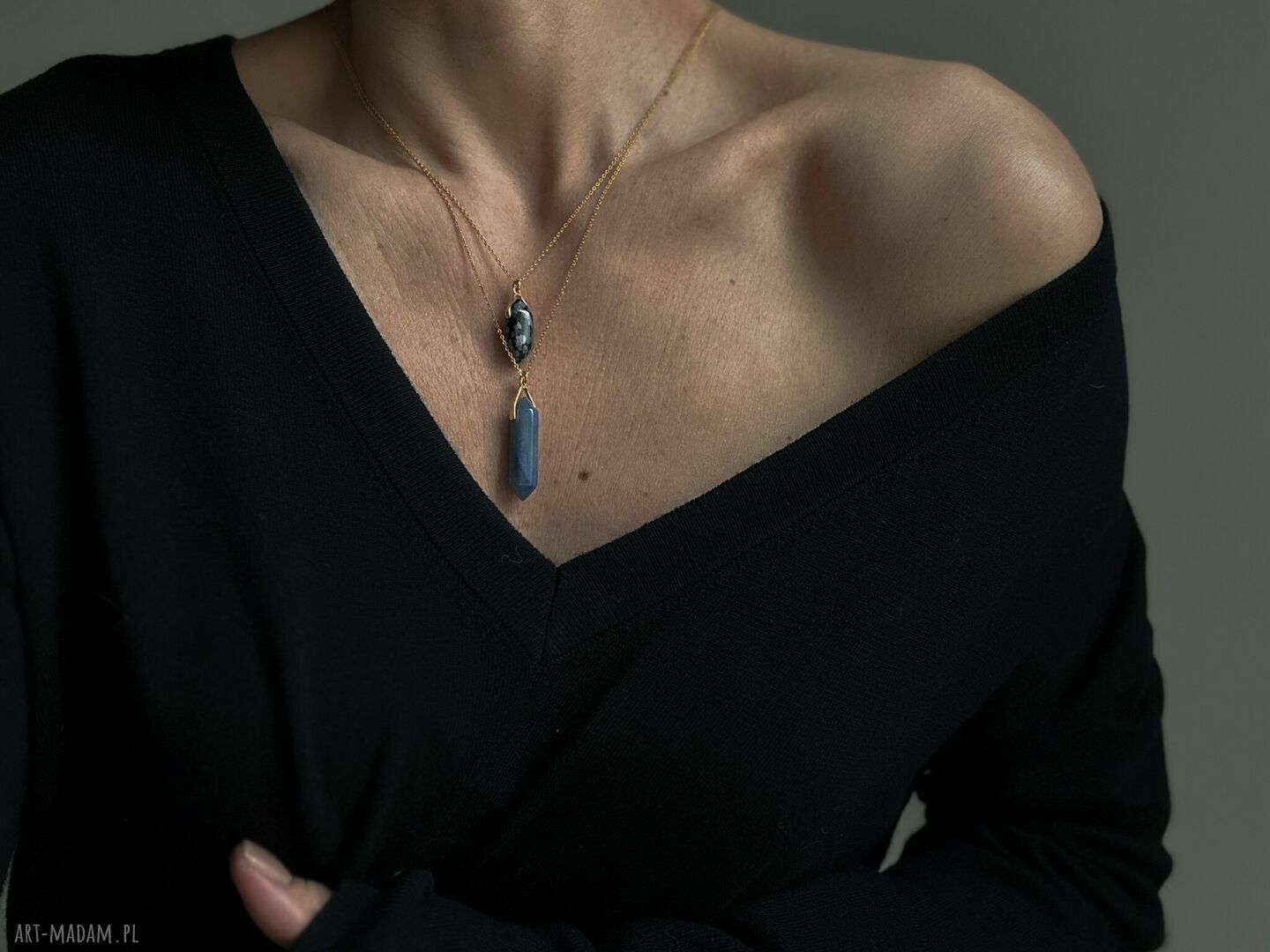 Srebrny naszyjnik z dużym amuletem i kamieniem