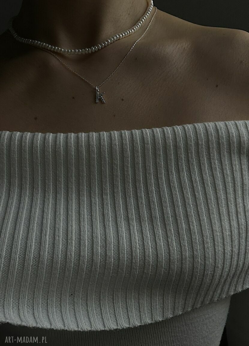 naszyjniki: Srebrny naszyjnik z literką wysadzaną bezbarwnymi kryształkami ręcznie