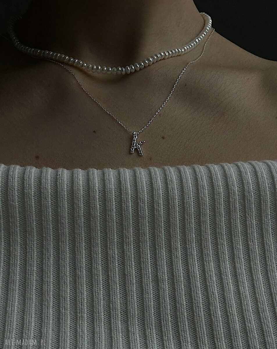 naszyjniki: Srebrny naszyjnik z literką wysadzaną bezbarwnymi kryształkami ręcznie