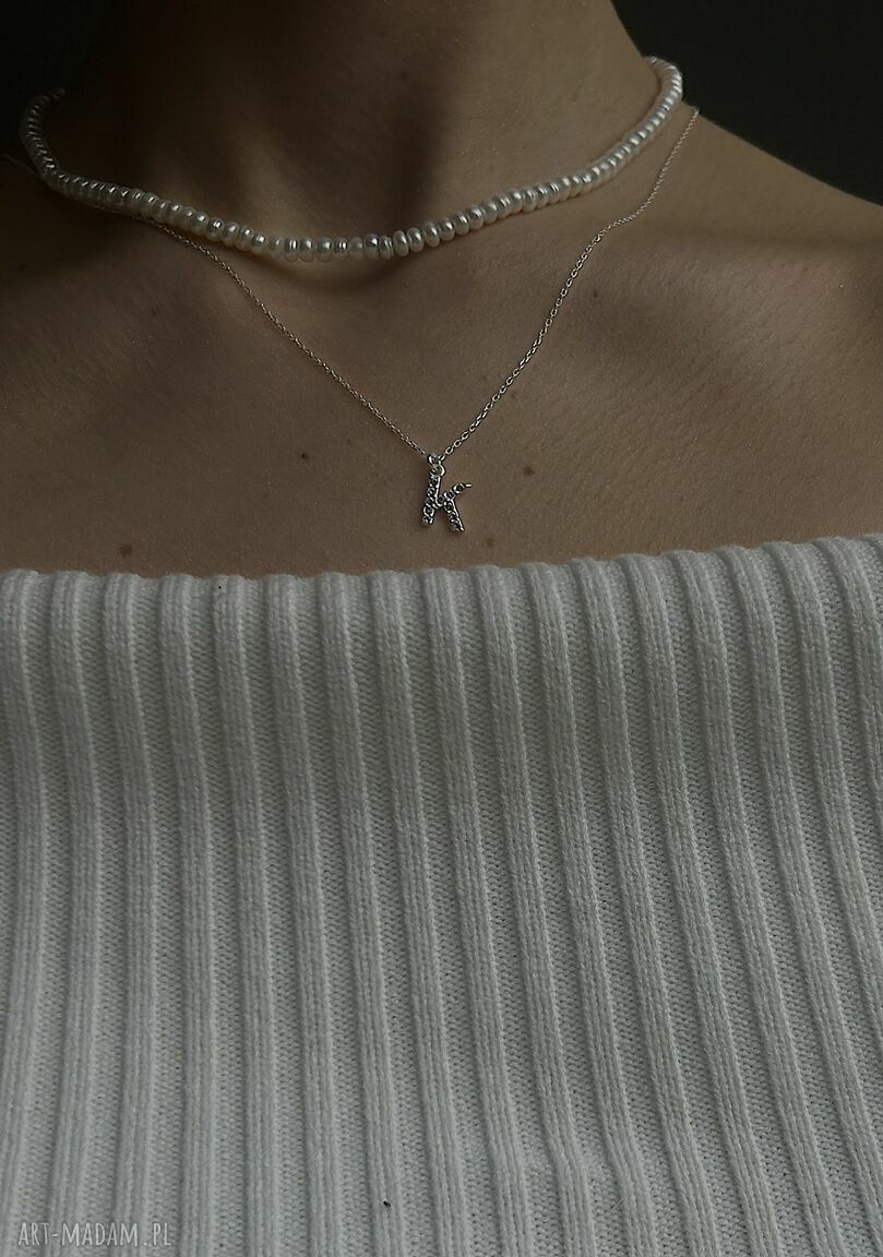 naszyjniki: Srebrny naszyjnik z literką wysadzaną bezbarwnymi kryształkami ręcznie
