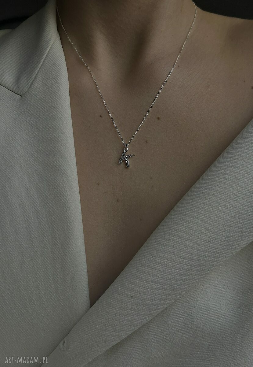 naszyjniki: Srebrny naszyjnik z literką wysadzaną bezbarwnymi kryształkami ręcznie