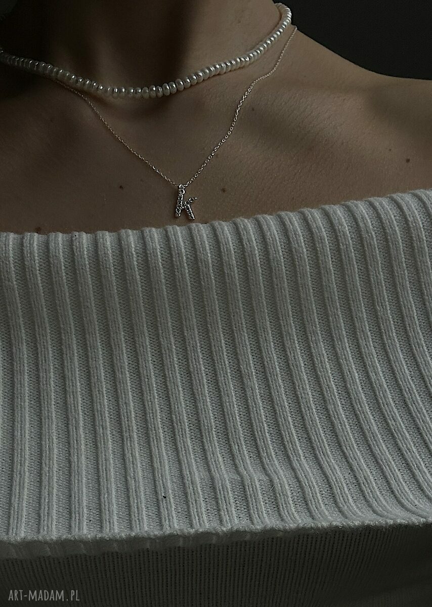 naszyjniki: Srebrny naszyjnik z literką wysadzaną bezbarwnymi kryształkami ręcznie