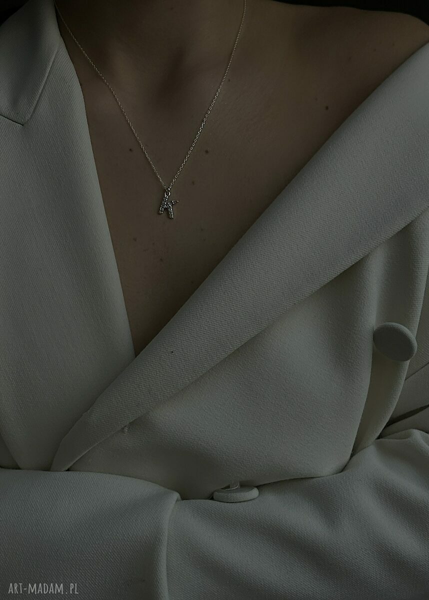 naszyjniki: Srebrny naszyjnik z literką wysadzaną bezbarwnymi kryształkami ręcznie