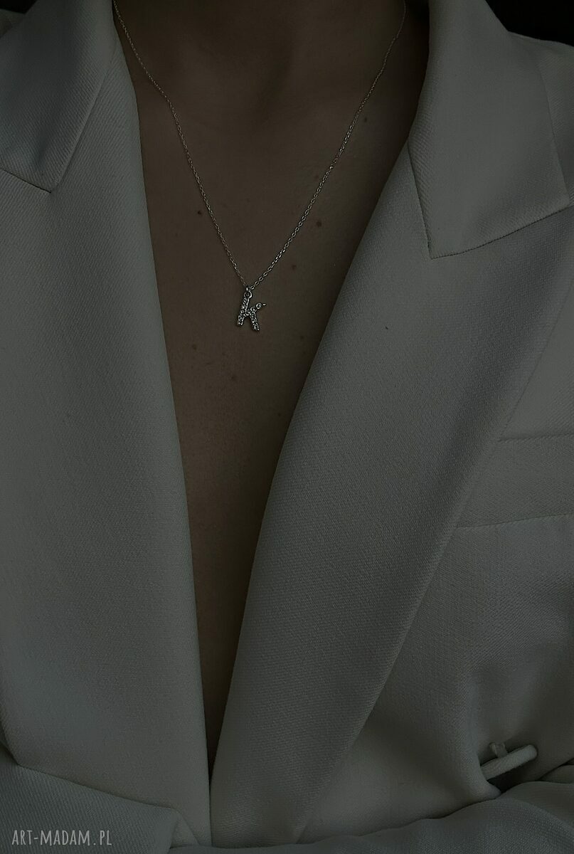 naszyjniki: Srebrny naszyjnik z literką wysadzaną bezbarwnymi kryształkami ręcznie