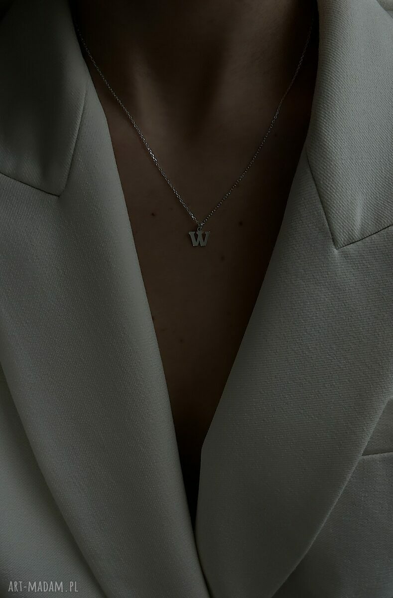 naszyjniki: Srebrny naszyjnik z małą literką HandMade