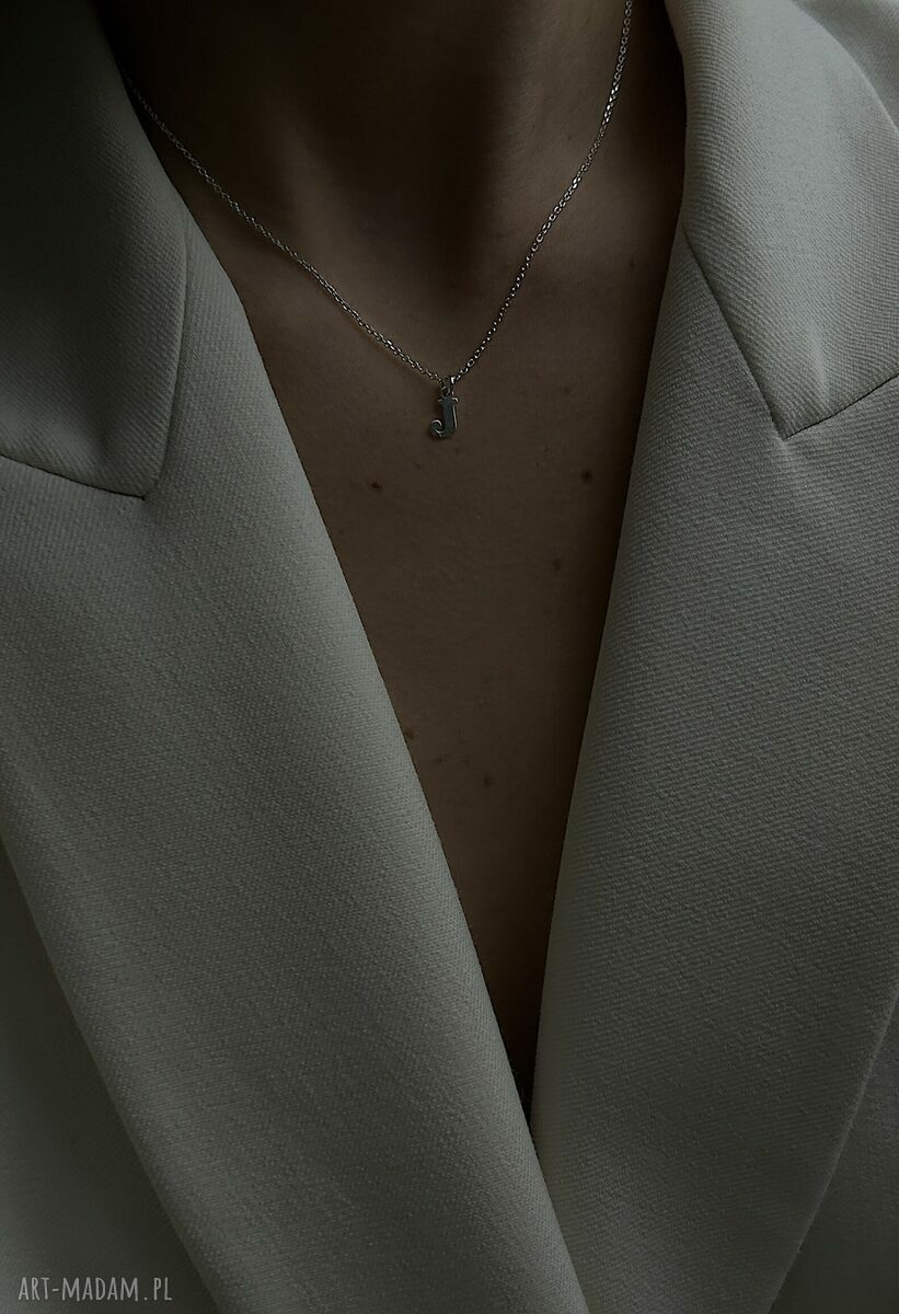 naszyjniki: Srebrny naszyjnik z małą literką HandMade