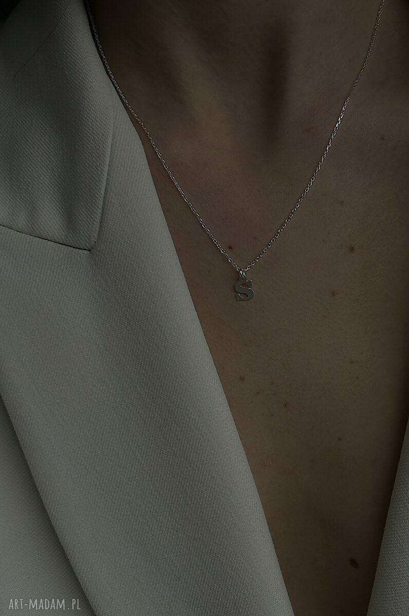 naszyjniki: Srebrny naszyjnik z małą literką HandMade