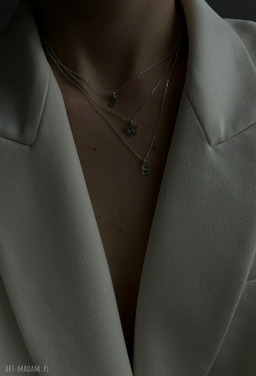 naszyjniki: Srebrny naszyjnik z małą literką HandMade