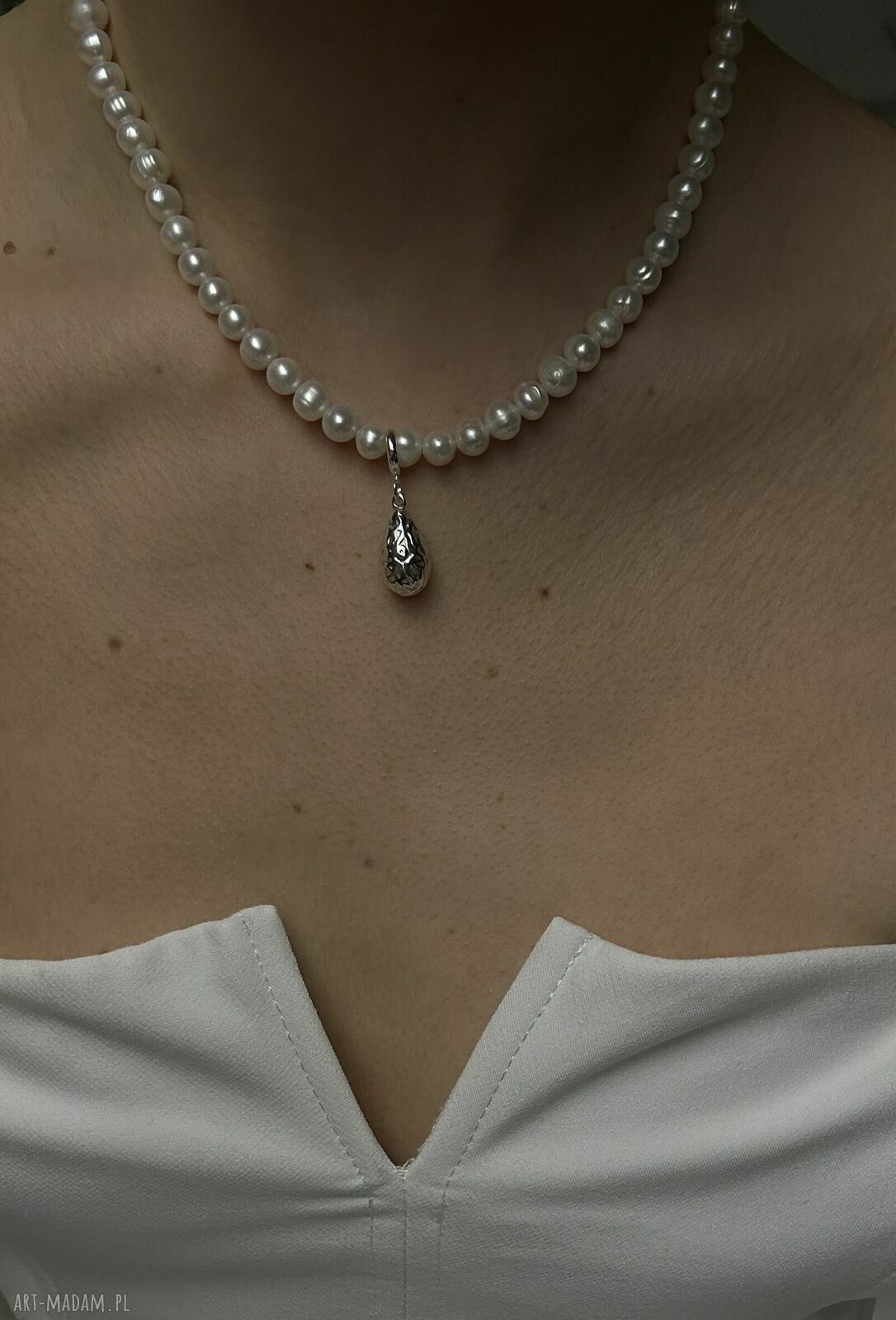 naszyjniki: Srebrny naszyjnik z pereł naturalnych z gniecioną kroplą Handmade