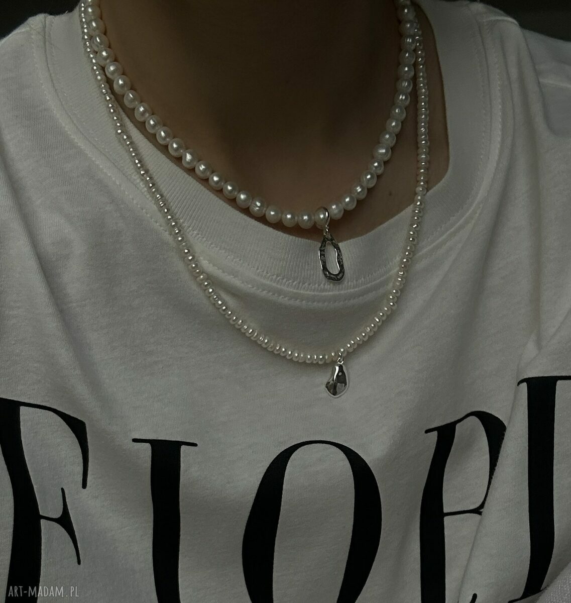 naszyjniki: Srebrny naszyjnik z pereł naturalnych z nieregularną zawieszką ręcznie