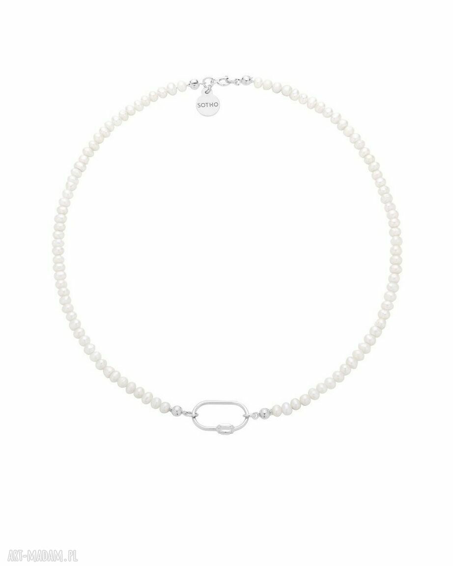 Srebrny naszyjnik pereł naturalnych ozdobnym zapięciem zapięcie