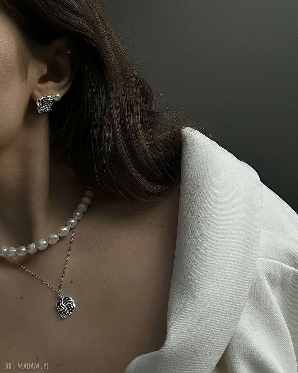 naszyjniki: Srebrny naszyjnik z retro kwadratem hand made