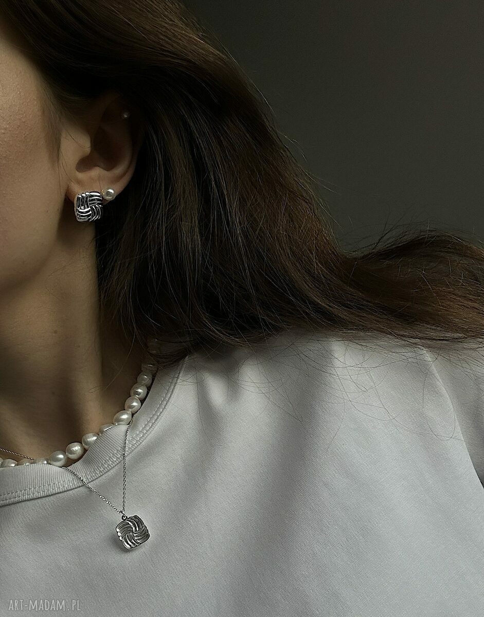 naszyjniki: Srebrny naszyjnik z retro kwadratem hand made