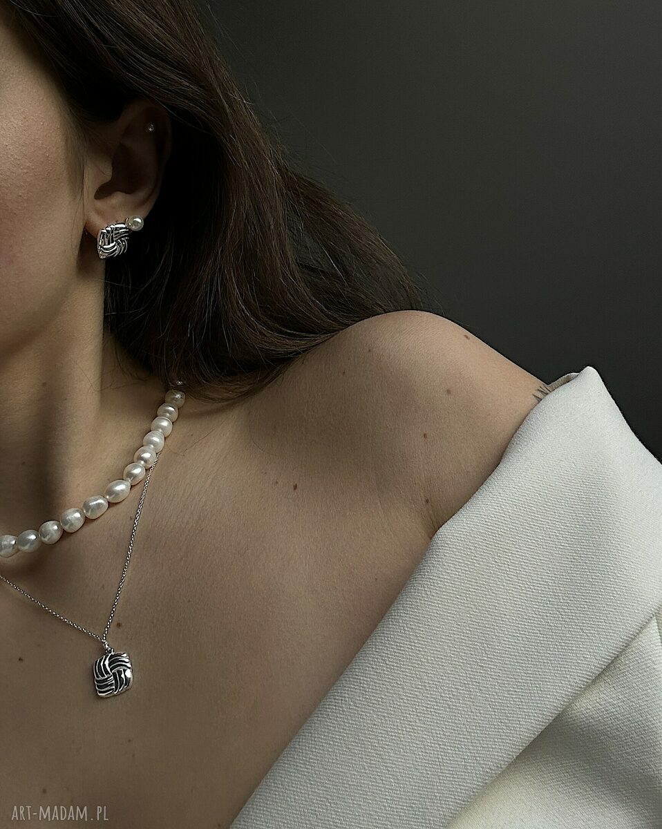 naszyjniki: Srebrny naszyjnik z retro kwadratem hand made