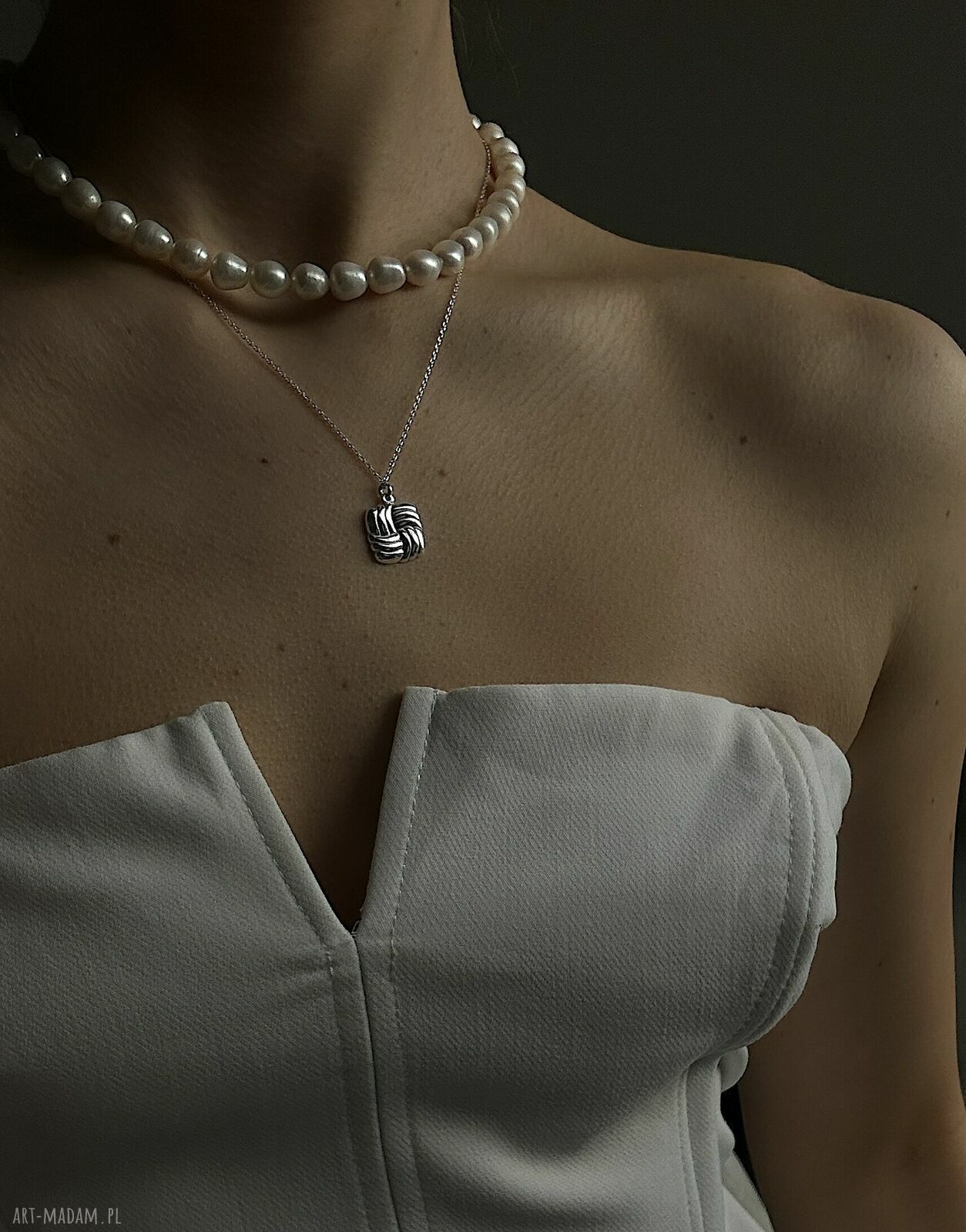 naszyjniki: Srebrny naszyjnik z retro kwadratem hand made