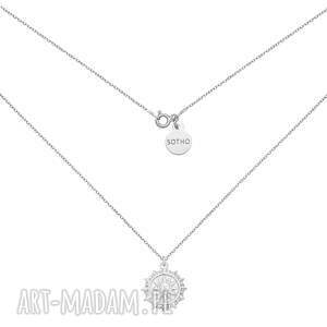 srebrny naszyjnik ze słońcem