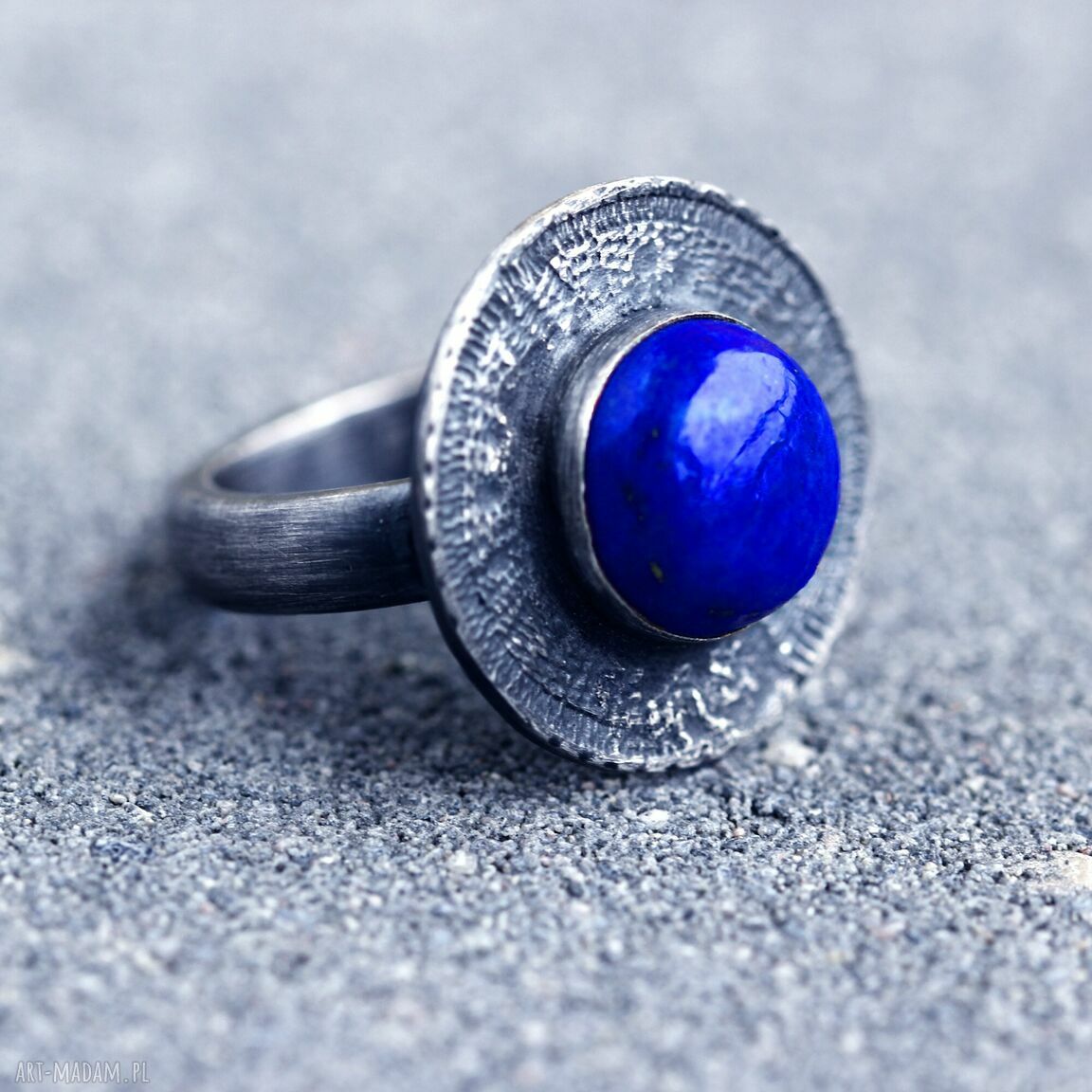 Srebrny pierścionek Tribal z lapis lazuli - handmade z oksydowanego srebra 925
