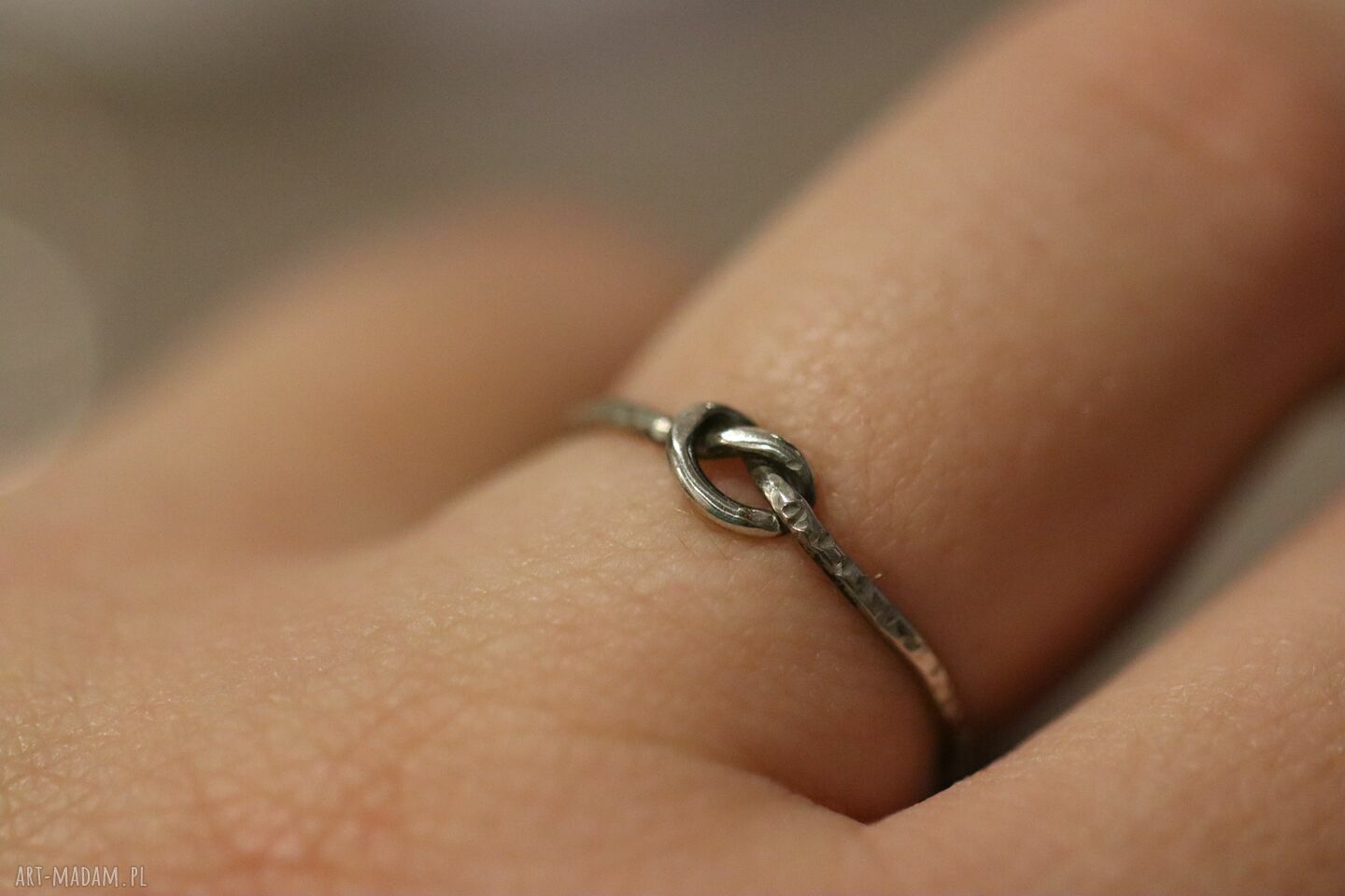 Srebrny pierścionek młotkowany supełek srebro 925 próby