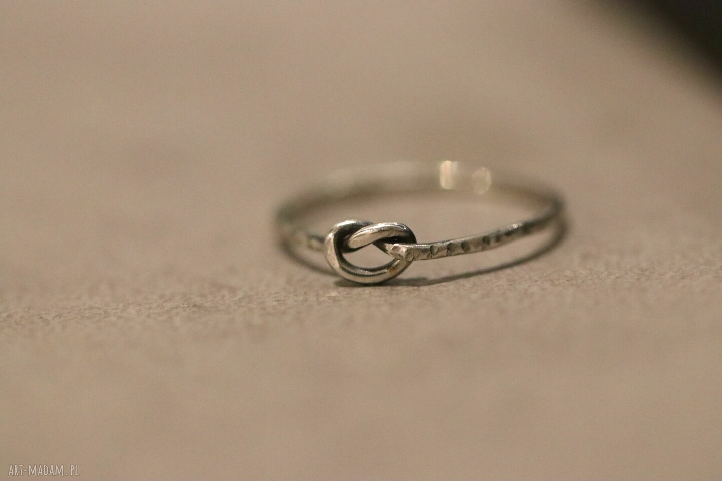 pierścionki: Srebrny pierścionek młotkowany supełek Ręcznie robione