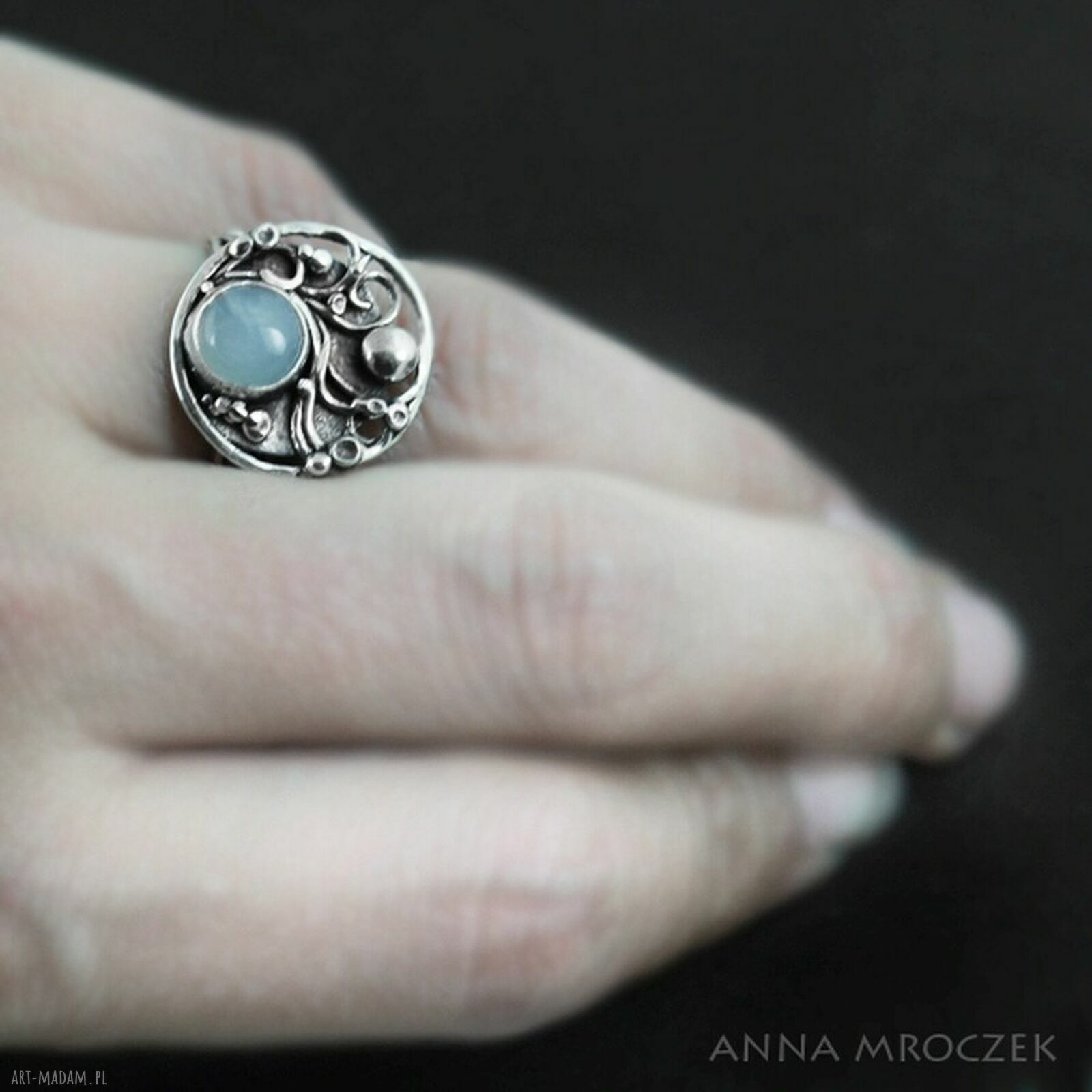 Srebrny pierścionek z chalcedonem - Chalcedon w splocie