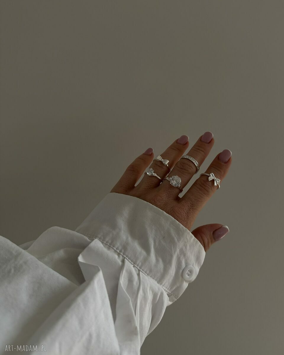 Srebrny pierścionek z małą cyrkonią - rozmiar 16
