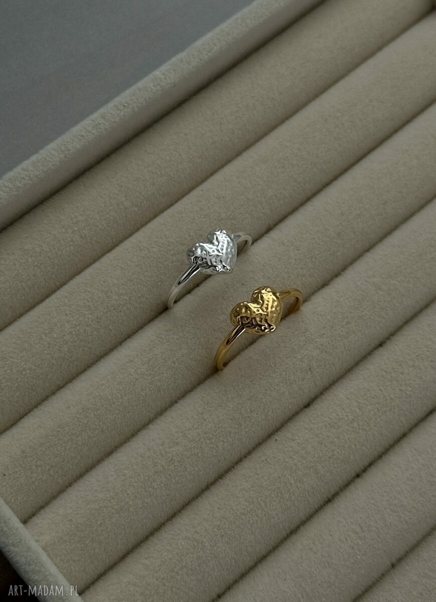 pierścionki: Srebrny pierścionek z gniecionym sercem handmade
