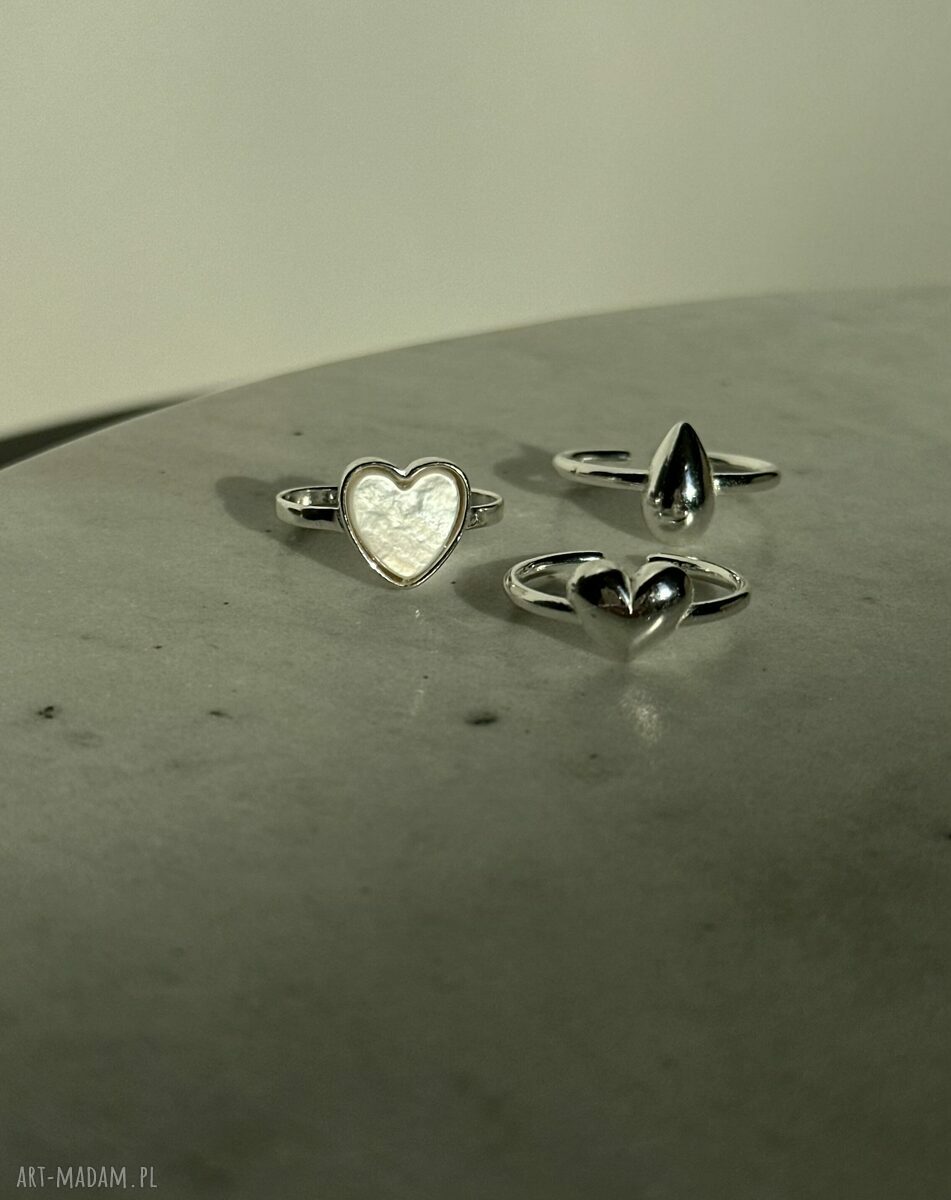 pierścionki: Srebrny pierścionek z kroplą ręcznie wykonane