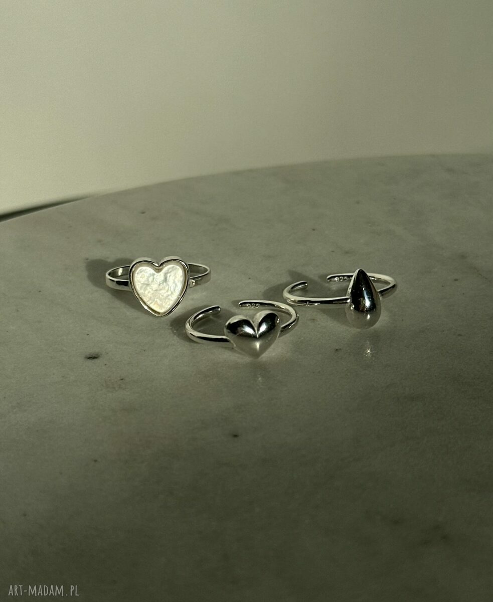 pierścionki: Srebrny pierścionek z kroplą ręcznie wykonane