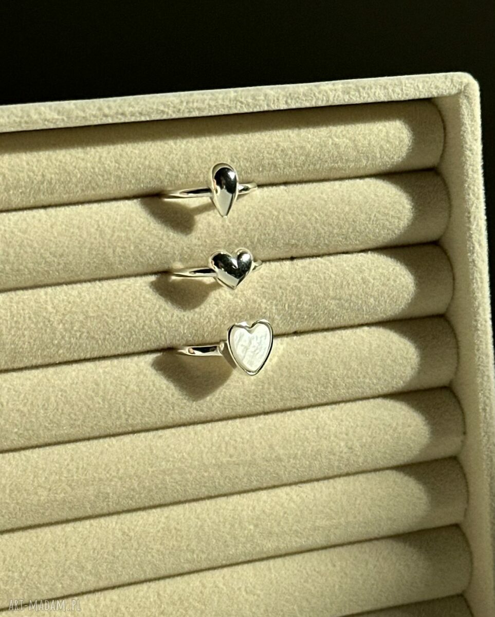 pierścionki: Srebrny pierścionek z kroplą ręcznie wykonane