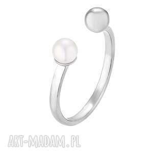 srebrny pierścionek z kuleczką i białą perłą