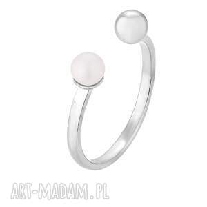 srebrny pierścionek z kuleczką i opalizującą perłą