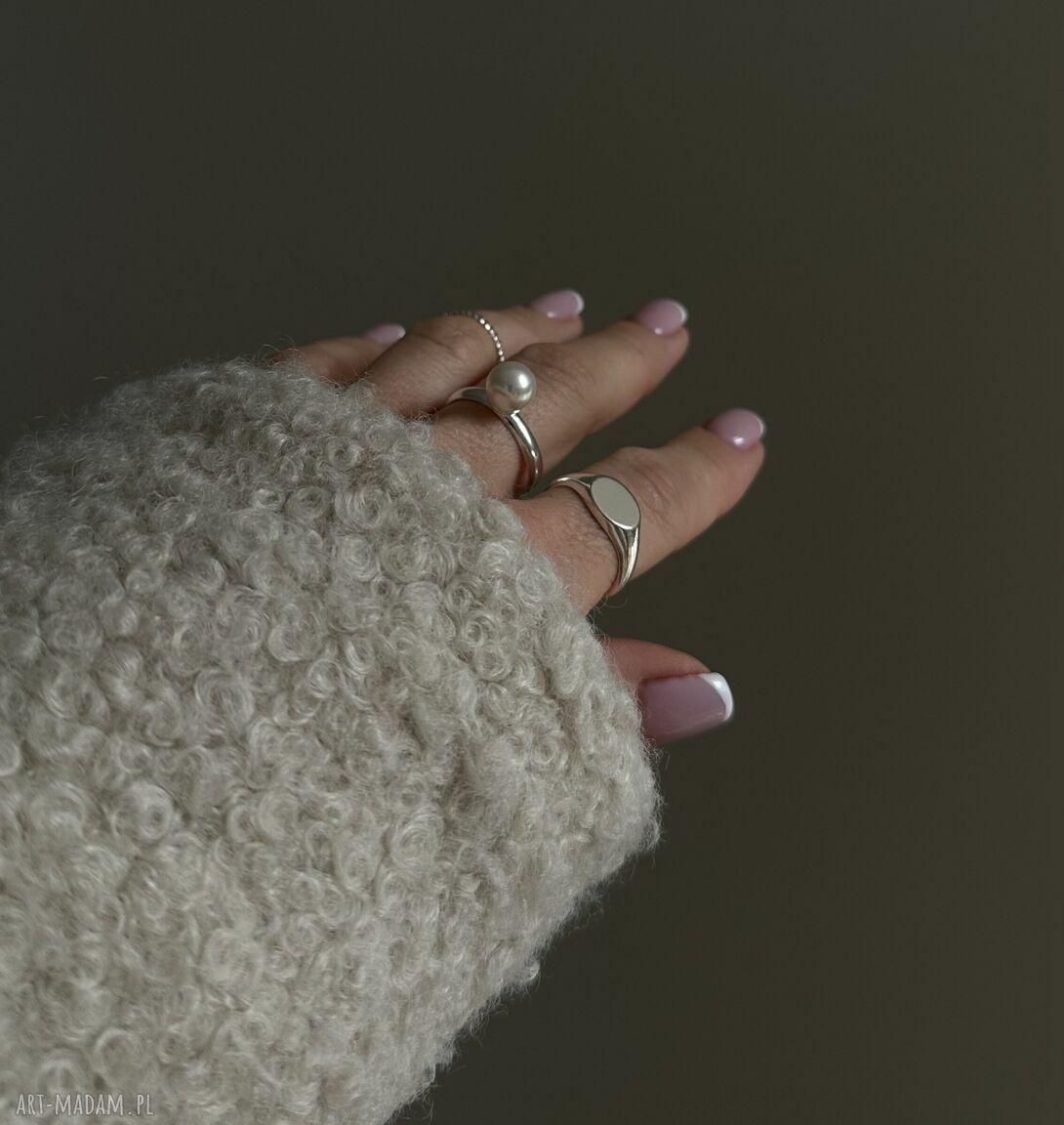 Srebrny pierścionek z perłą i białym kryształem Swarovski White