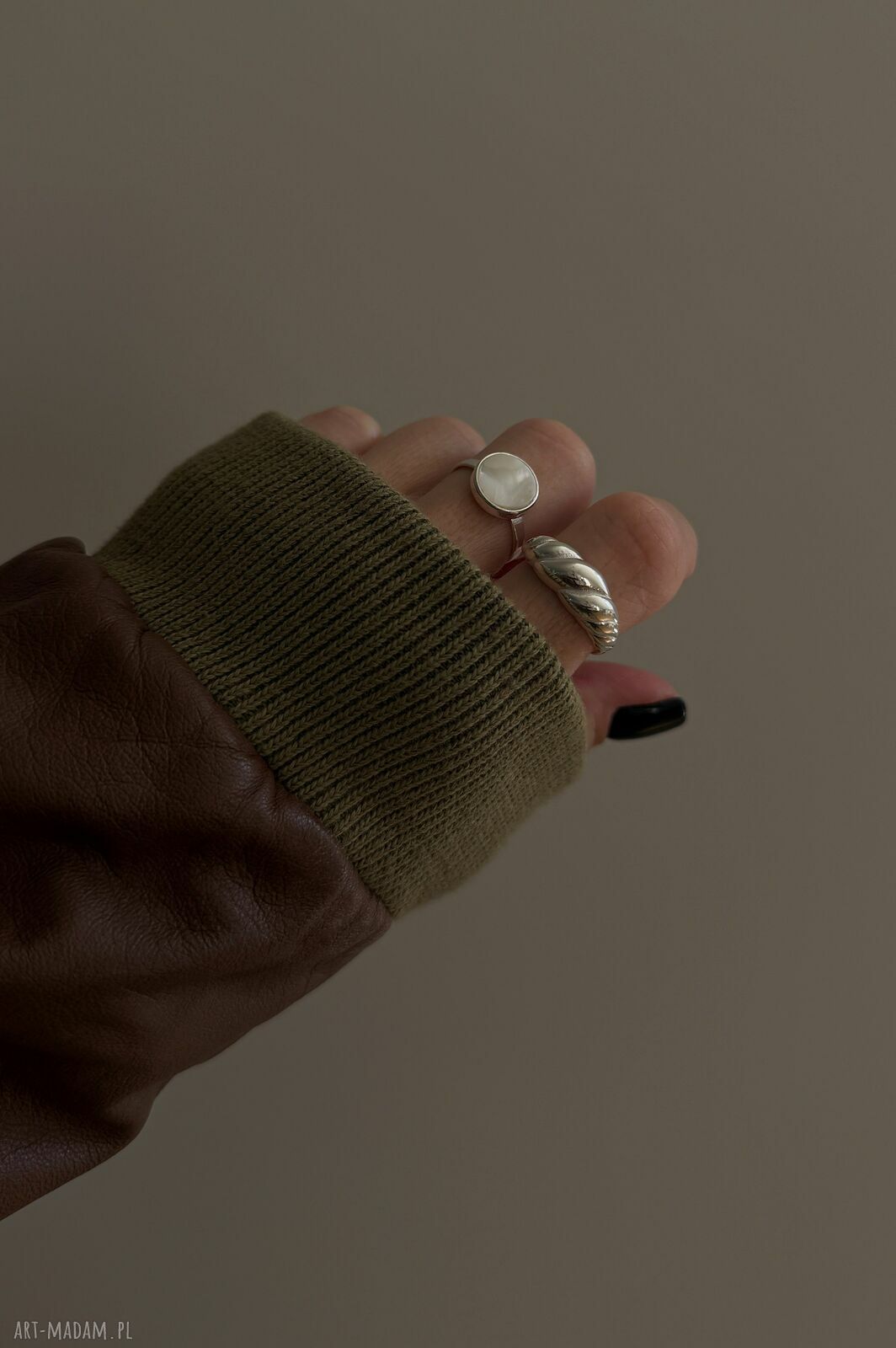 pierścionki: Srebrny pierścionek z perłowym kołem handmade