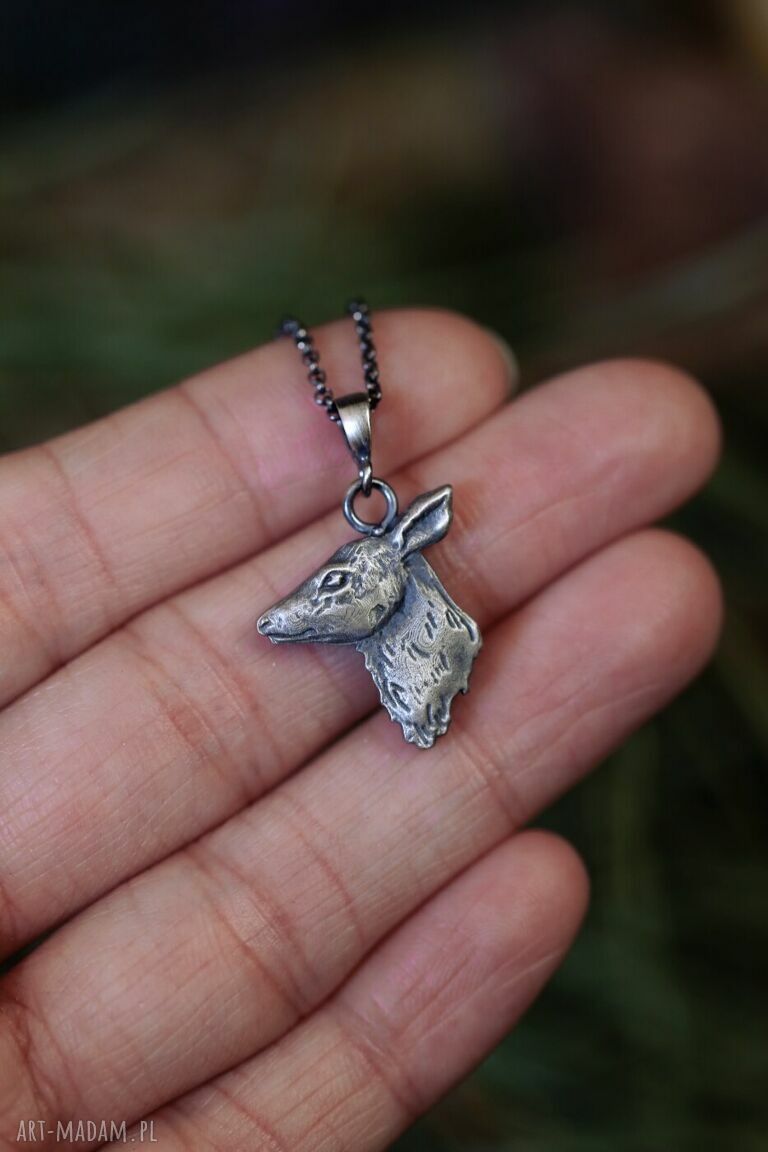 Srebrny wisior z łanią - biżuteria handmade z leśnym motywem