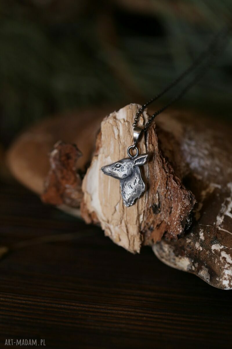 Srebrny wisior z łanią - biżuteria handmade z leśnym motywem