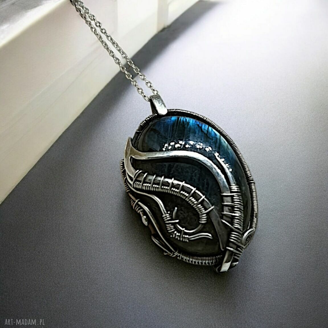 Srebrny wisior z labradorytem - oksydowany wire wrapping