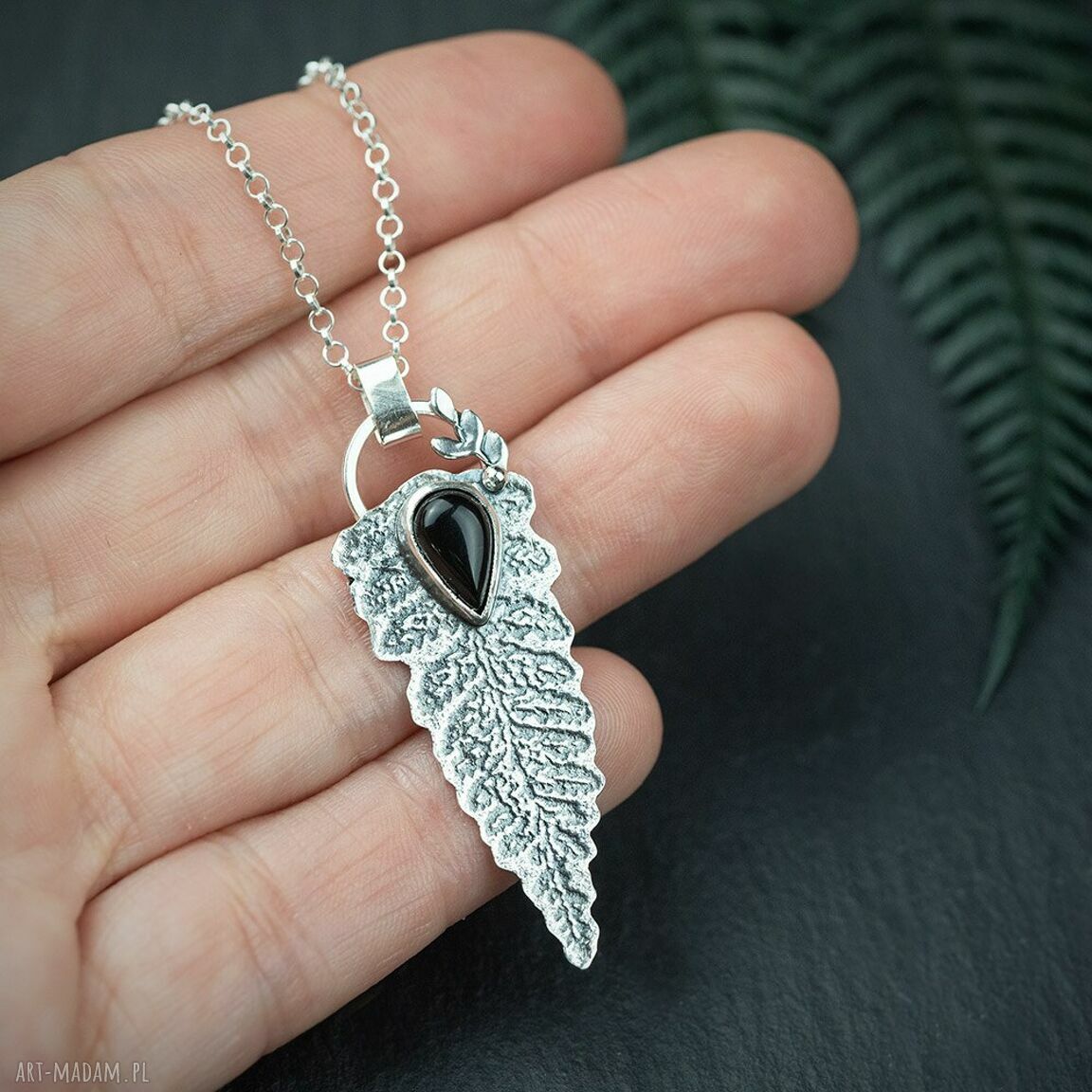 Srebrny wisiorek liść paproci z czarnym onyksem - biżuteria handmade