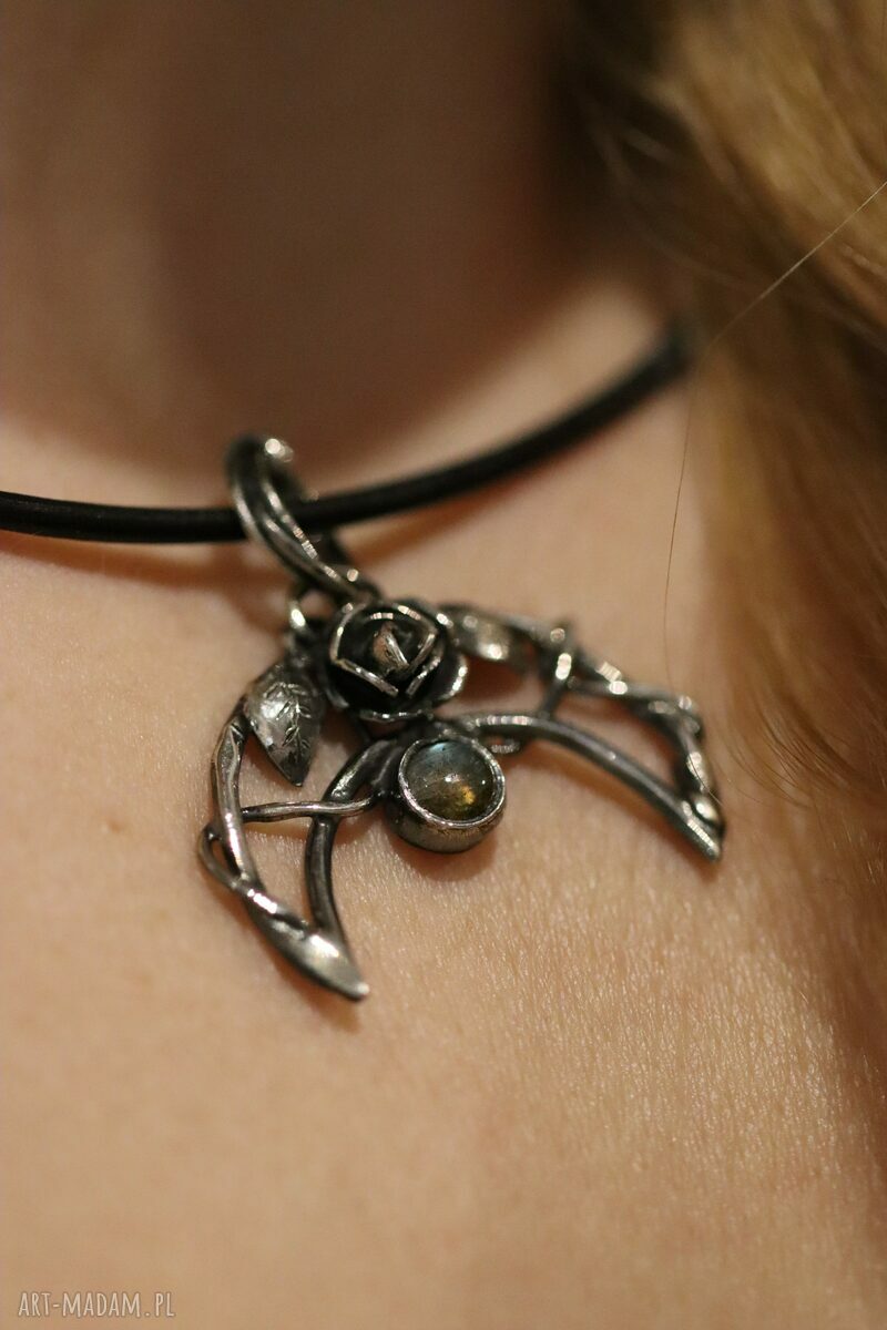 wisiorki: Srebrna lunula z labradorytem Ręcznie robione