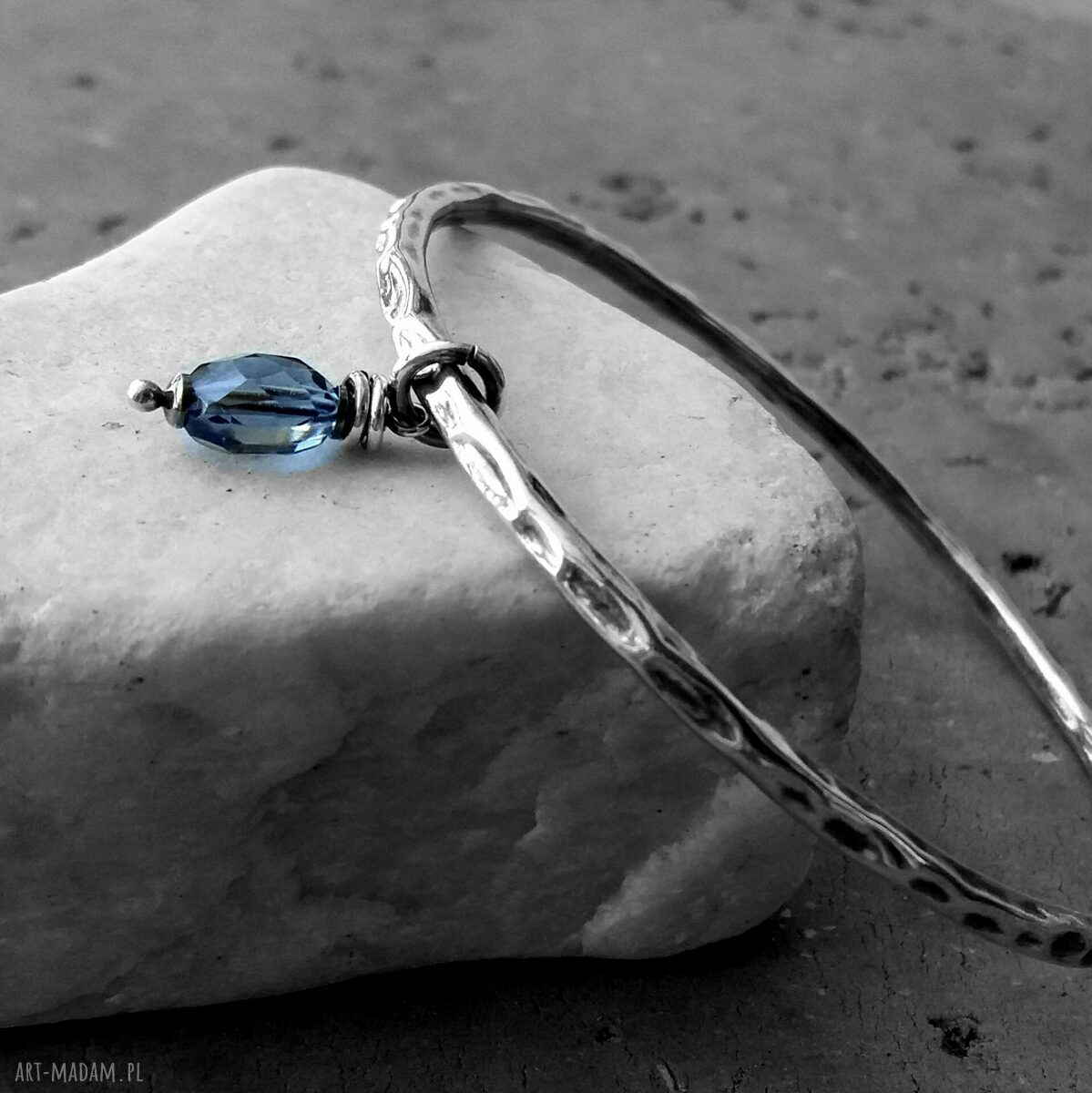 bransoletki: SREBRO I KWARC GRANATOWY BRANSOLETA Z ZAWIESZKĄ. hand made