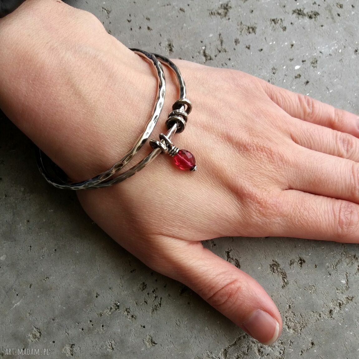 bransoletki: SREBRO I KWARC RÓZOWY BRANSOLETKA OKRĄGŁA Z ZAWIESZKAMI. Hand Made