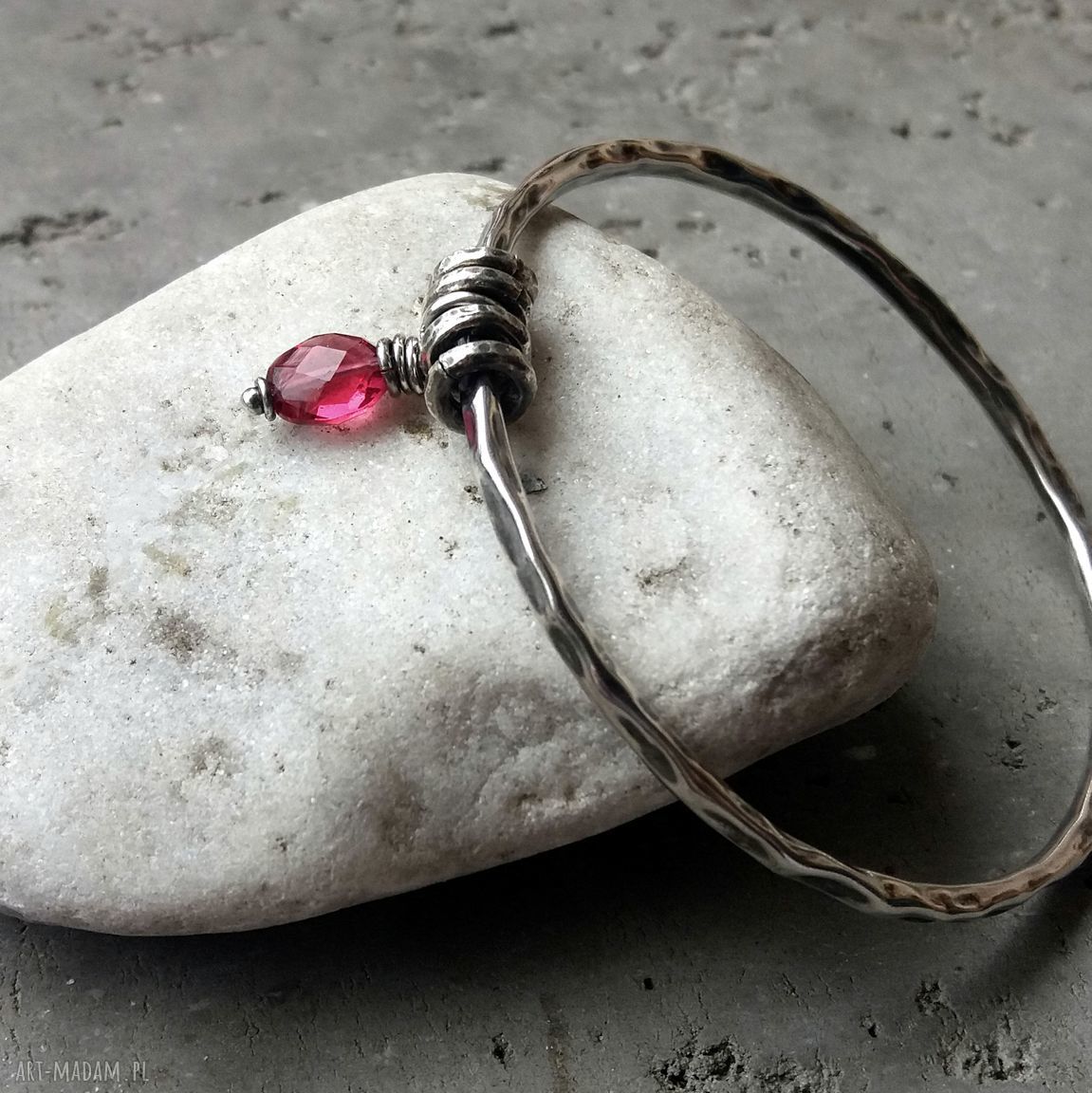 bransoletki: SREBRO I KWARC RÓZOWY BRANSOLETKA OKRĄGŁA Z ZAWIESZKAMI. Hand Made