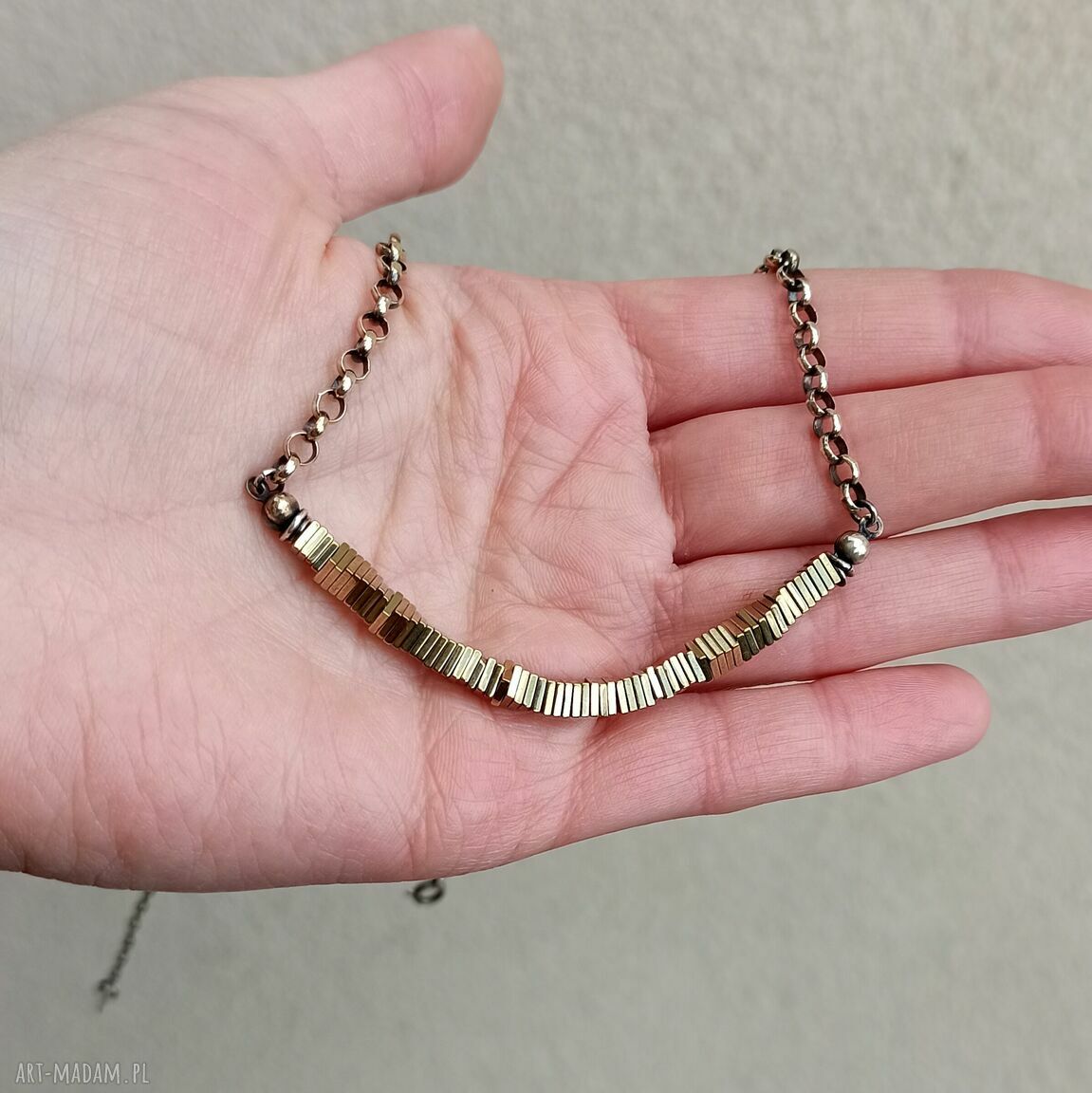 Srebrny krótki naszyjnik z hematytem i złotym blaskiem - handmade