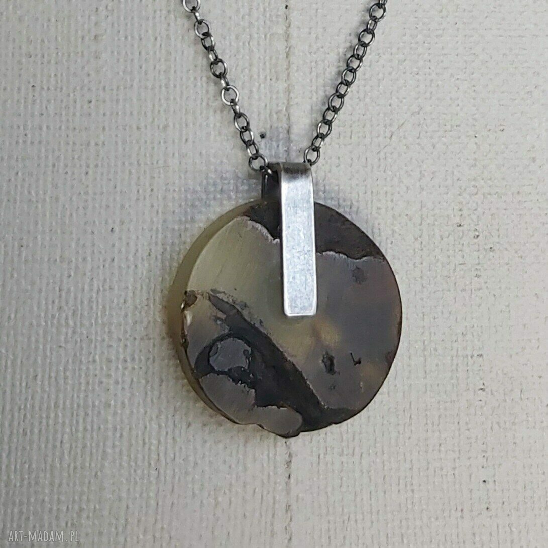 Minimalistyczny naszyjnik z bursztynem bałtyckim w srebrnej metaloplastyce